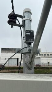 BLIT-NW com telemetria da medição de nível instalado em poste padrão.
