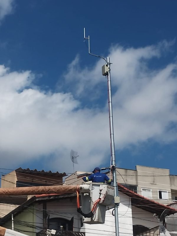 Instalação gateway de comunicação lora em poste de 15m
