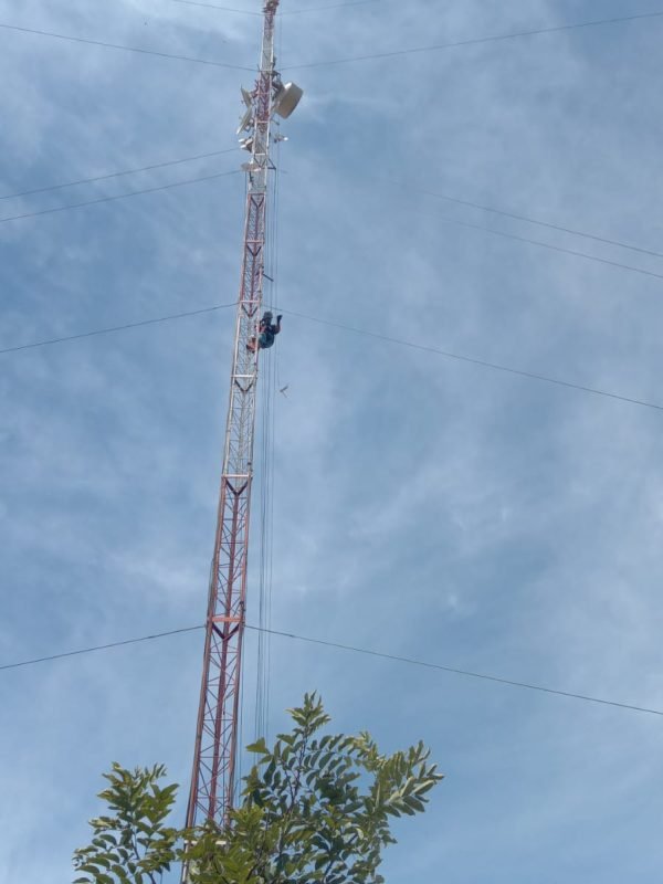 Instalação gateway de comunicação lora em torre de comunicação 60m