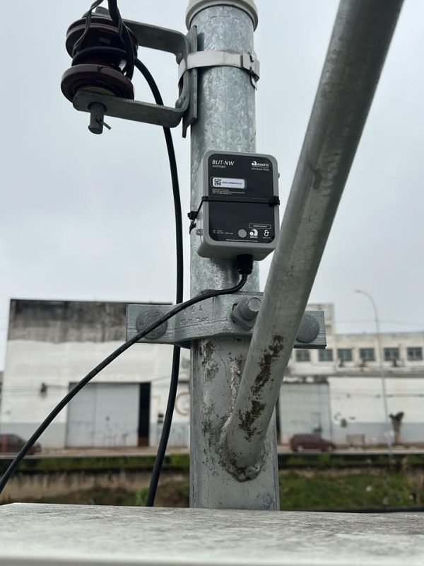 BLIT-NW com telemetria da medição de nível instalado em poste padrão.